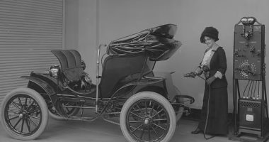 تاريخ السيارات الكهربائية.. صورة امرأة تشحن سيارتها قبل 112 عامًا
