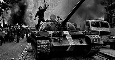 جوزيف كوديلكا.. حكاية مصور شهير سجل غزو الدبابات لبلاده