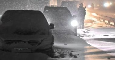 حصار 1000 سيارة على الطرق السريعة بالسويد لأكثر من 24 ساعة بسبب الثلوج