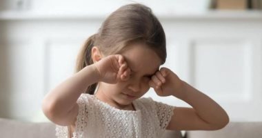كيف تحمى عيون طفلك من الجفاف والحساسية في الهواء البارد
