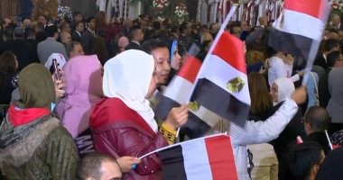 الأقباط يستقبلون الرئيس السيسي بالأعلام في كاتدرائية العاصمة الإدارية 