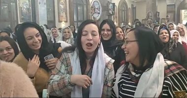شعب الكنيسة في طهطا يستقبل احتفالات عيد الميلاد بالزغاريد.. فيديو