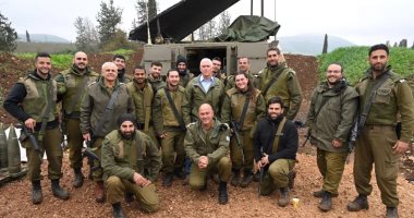  مايك بنس يزور معسكر للجيش الإسرائيلي ويترك توقيعه على قذيفة" من أجل إسرائيل"
