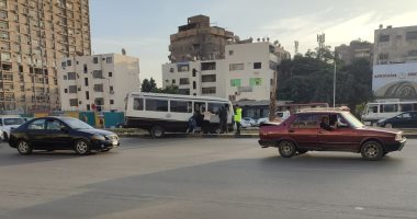 أتوبيس أجرة يصعد أعلى الرصيف بشارع أحمد عرابي فى المهندسين.. صور