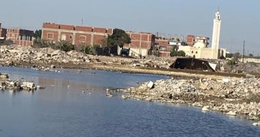 محافظ الإسماعيلية يتابع أعمال تنفيذ شبكة المياه الجوفية بقرية الحجاز.. صور