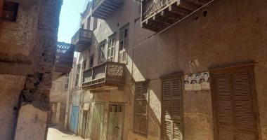 شرفات وأبواب المنازل بالشوارع القديمة في قنا أصل الحكاية.. أعتاب الأبواب رصدت الأشهر القبطية وحكم قديمة وبداية التقويم.. والشرفات صممت  لترابط بين المباني في الأسرة الواحدة واستغرق أعمال المنزل الواحد عدة أشهر