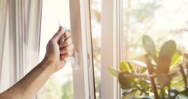 7 فوائد لفتح نوافذ البيت يوميًا.. تحسين النوم والمزاج من أبرزها
