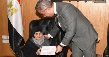 محافظ الفيوم يسلم سيدتين مسنتين تجاوزتا 83 عاماً شهادة محو الأمية