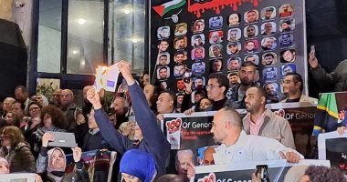 صحفيون يحرقون علم إسرائيل على سلالم النقابة تضامنا مع الأشقاء في غزة