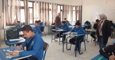 طلاب مدارس التكنولوجيا التطبيقية يؤدون امتحانات الفصل الدراسى الأول 