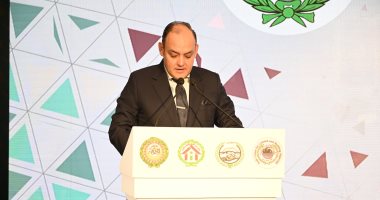 وزير الصناعة أحمد سمير يشكر العاملين بديوان الوزارة ويغادر مكتبه