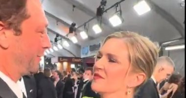 أحضان وقبلات بين المتنافسين على السجادة الماسية لحفل الـ Emmys.. فيديو وصورة