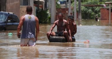 العالم هذا المساء.. مصرع 11 شخصًا بسبب الأمطار والفيضانات فى البرازيل.. استمرار حركة التجارة فى برلين رغم تساقط الثلوج وانخفاض الحرارة لـ4 تحت الصفر.. والفصائل الفلسطينية تستولى على مسيرة إسرائيلية