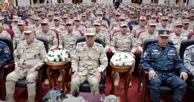 وزير الدفاع يلتقى عددا من قادة وضباط القوات المسلحة.. فيديو