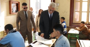 مدير تعليم القاهرة يتفقد امتحانات الشهادة الإعدادية للفصل الدراسى الأول