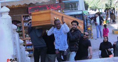 تشييع جثمان شقيقة الكينج محمد منير إلى مثواها الأخير 