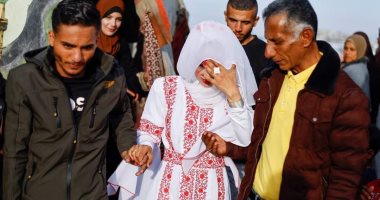 لحظة الفرح وسط الحرب.. عروسان من غزة يحتفلان بزفافهما داخل خيام النزوح