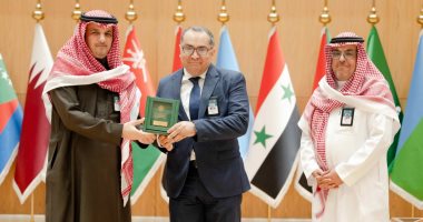 جامعة نايف العربية تمنح جائزة التميز البحثى لنائب رئيس مجلس الدولة 