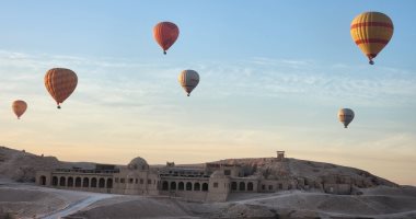 الأقصر تشهد خروج 25 رحلة بالون طائر على متنها 500 سائح من حول العالم.. صور