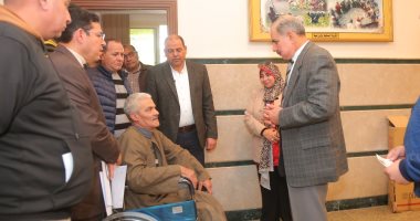 محافظ كفر الشيخ يسلّم كرسيا متحركا في لفتة إنسانية لمواطن من ذوي الهمم