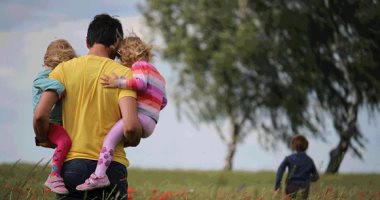 لو عندك شك.. 7 علامات تؤكد أنك أب رائع أهمها مشاركة طفلك مشاكله معك