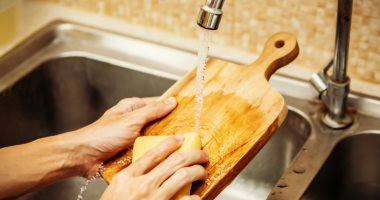 طرق بسيطة لتنظيف لوح التقطيع الخشبي بعد تحضير الطعام