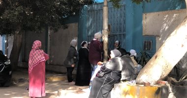 أمهات طالبات الشهادة الإعدادية بالجيزة يدعون لبناتهن من أمام اللجان.. صور 