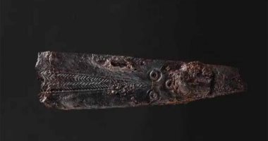 نقش على سكين عمره 2000 عام يكشف أقدم لغة استخدمت بالدنمارك 