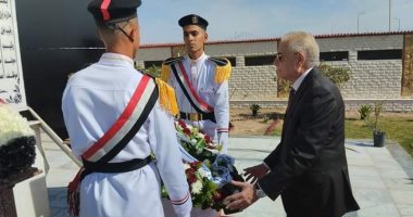 محافظ جنوب سيناء ومدير الأمن يضعان إكليل زهور على نصب تذكارى لشهداء الشرطة