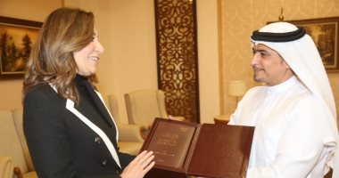 وزيرة الثقافة تلتقى رئيس هيئة الشارقة للكتاب ويهديها آخر إصدارات حاكم الشارقة