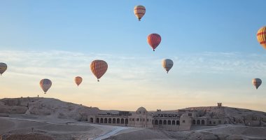 تحليق 40 رحلة بالون تقل 960 سائحا من حول العالم غرب الأقصر.. صور