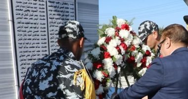  محافظ المنوفية يضع إكليل الزهور على النصب التذكارى لشهداء الشرطة 