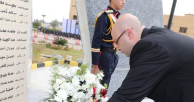 محافظ بنى سويف يضع إكليل الزهور على النصب التذكارى للشهداء 