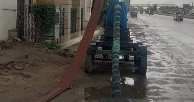 حي العامرية أول بالإسكندرية يكثف جهوده لرفع مياه الأمطار من الطريق الصحراوي