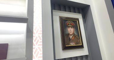 زوار معرض الكتاب يتوافدون ويلتقطون الصور داخل جناح وزارة الدفاع.. فيديو