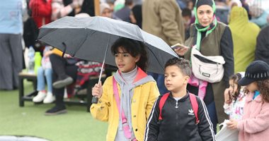 رواد معرض الكتاب يتحدون الأمطار في اليوم الثالث للدورة الـ55