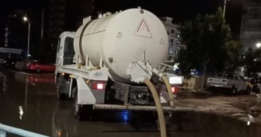 فرق الطوارئ بحى ثان الإسماعيلية تسحب تجمعات مياه الأمطار.. صور 