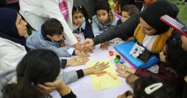 أبو كف رقيق وصغير.. أطفال معرض الكتاب يرسمون علم فلسطين على أيديهم