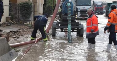 نائب محافظ الإسكندرية تتابع أعمال تصريف مياه الأمطار بالبؤر الساخنة