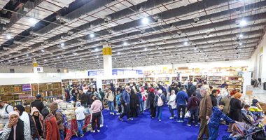 أسعار رمزية من 2 لـ 10 جنيهات.. سور الأزبكية واجهة القراء فى معرض للكتاب