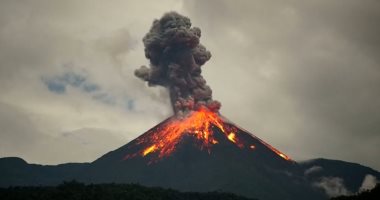 إندونيسيا ترفع حالة التأهب بجبل سيميرو وتقيد الأنشطة السياحية بسبب البركان