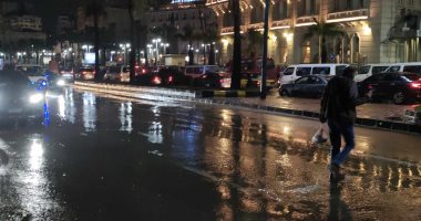 الثلج يغطى الشوارع والبرق يضىء السماء فى الإسكندرية.. فيديو