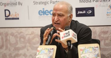 عبد الحميد زيد خلال توقيع كتابه: المسئولية الاجتماعية أصبح يدركها الشباب