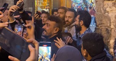 العوضى يلتقط الصور مع الجمهور بالمعز فى كواليس تصوير مسلسله "حق عرب"