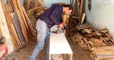 الأسطى أبو عبده في الغردقة يصنع الأثاث من خشب الفنادق القديم.. فيديو وصور