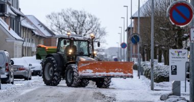 تساقط الثلوج يحول شوارع الدنمارك للوحات طبيعية باللون الأبيض