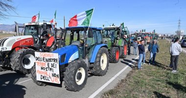 استمرار الفوضى فى أوروبا وإغلاق الطرق بسبب احتجاجات ضخمة للمزارعين.. فيديو