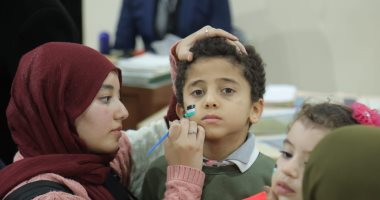فى يومه الأخير.. أطفال يرسمون علم فلسطين على وجوههم فى معرض الكتاب