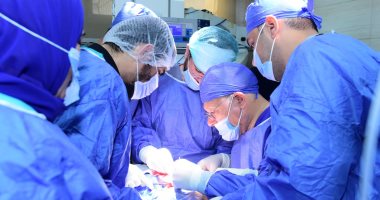 رئيس جامعة سوهاج يجرى عملية جراحية دقيقة لطفلة استغرقت 9 ساعات.. صور 