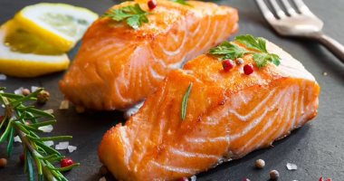 باحثون: سمك السلمون يخفض الكولسترول لاحتوائه على 4 مركبات